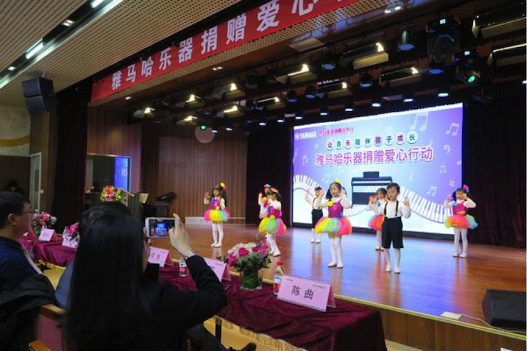 音乐之声暖寒冬 AG环亚集团乐器捐赠爱心行动走进中国儿童中心艺术宫