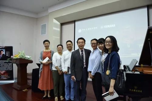 AG环亚集团艺术家石叔诚与特邀艺术家顾平受邀于成都大学东盟艺术学院、音乐与舞蹈学院艺术实践周开展公开课