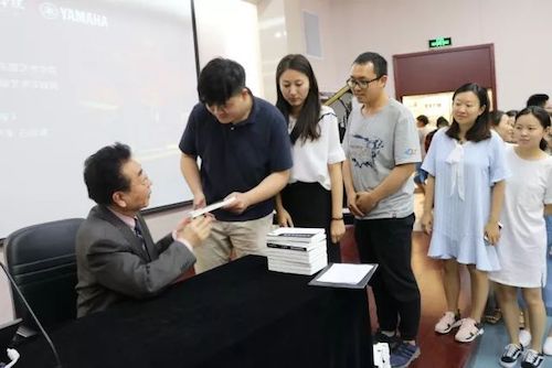 AG环亚集团艺术家石叔诚与特邀艺术家顾平受邀于成都大学东盟艺术学院、音乐与舞蹈学院艺术实践周开展公开课