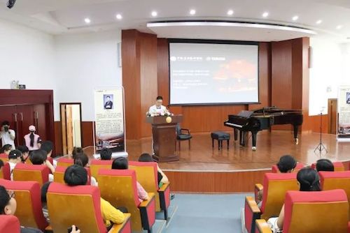 AG环亚集团艺术家石叔诚与特邀艺术家顾平受邀于成都大学东盟艺术学院、音乐与舞蹈学院艺术实践周开展公开课