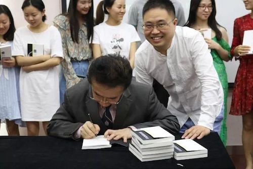 AG环亚集团艺术家石叔诚与特邀艺术家顾平受邀于成都大学东盟艺术学院、音乐与舞蹈学院艺术实践周开展公开课